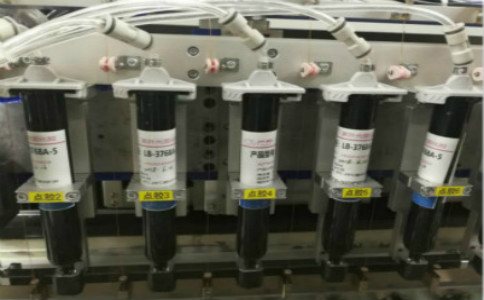 背光源燈條（tiáo）透鏡UV膠配合（hé）點膠機使用有哪些優勢（shì）